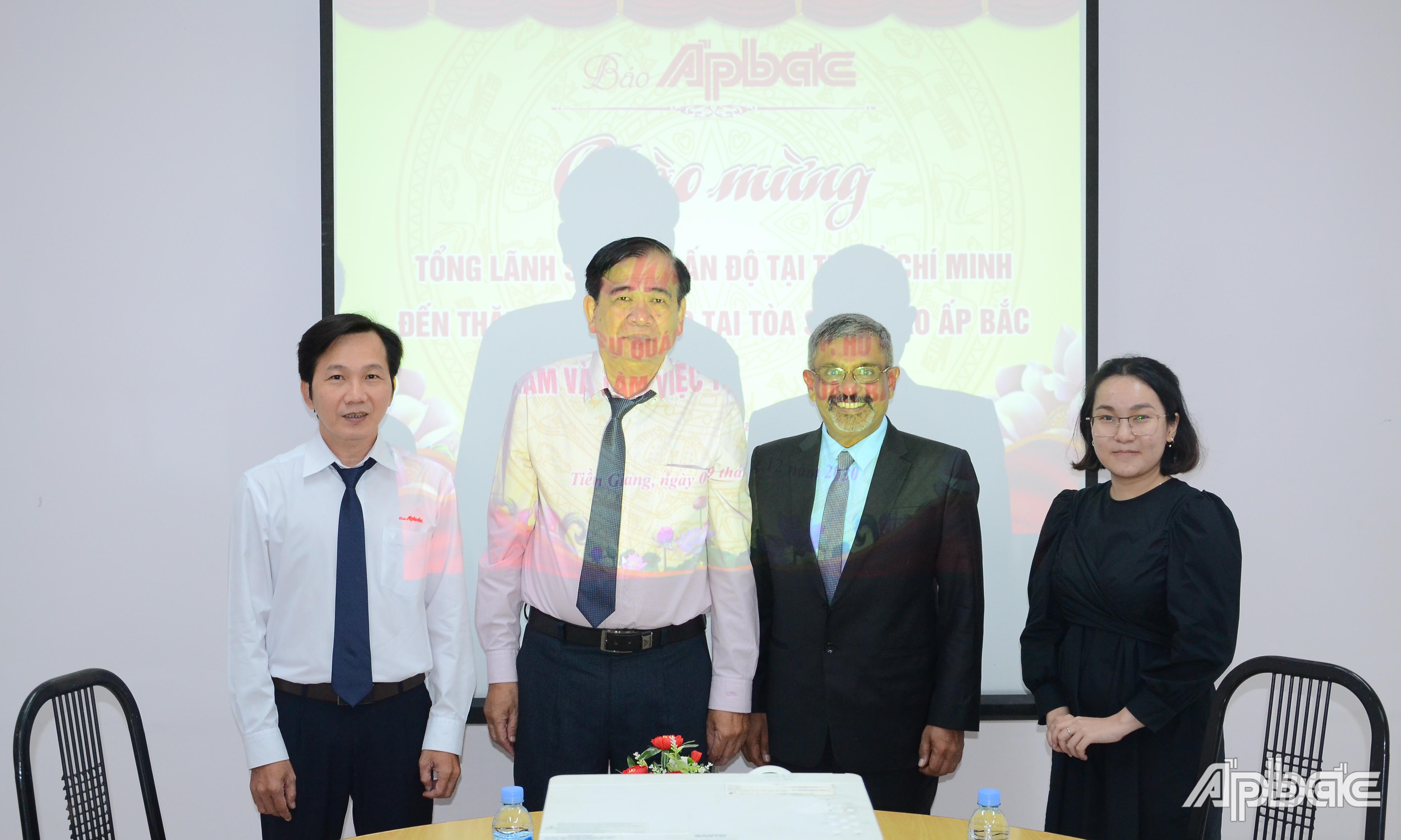 Ông R.O. Sunil Babu chụp hình lưu niệm với Ban Biên tập Báo Ấp Bắc.