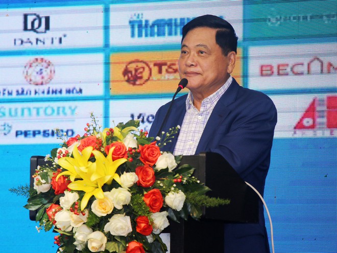 Nhà báo Nguyễn Công Khế phá biểu tại buổi họp báo khai mạc giải. Ảnh: Thanh Niên Online