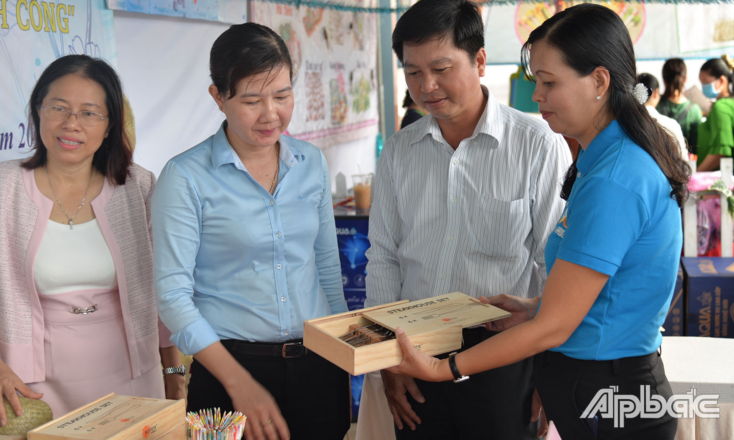 Đồng chí Nguyễn Thị Kim Phượng (bìa phải) với sản phẩm khởi nghiệp “Hộp gỗ yêu thương” của chị Võ Thị Mỹ Tuyên  đoạt giải A - Hội thi “Ý tưởng phụ nữ sáng tạo, khởi nghiệp” năm 2020.