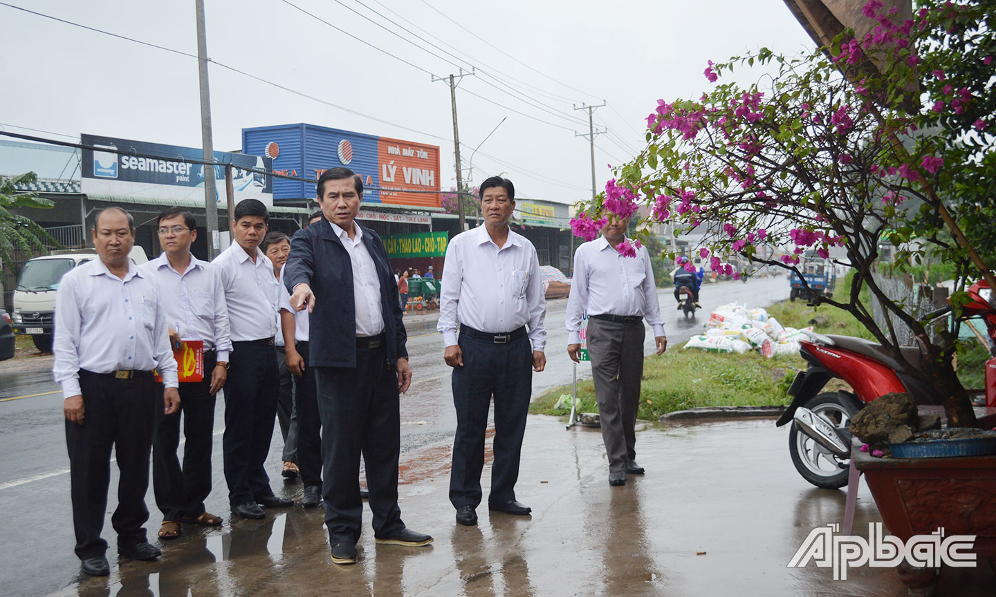 Chủ tịch UBND tỉnh, Trưởng Ban ATGT tỉnh Lê Văn Hưởng kiểm tra việc vi phạm hành lang lộ giới Quốc lộ 50, đoạn qua cầu Bình Phan (ảnh chụp tháng 11-2018).