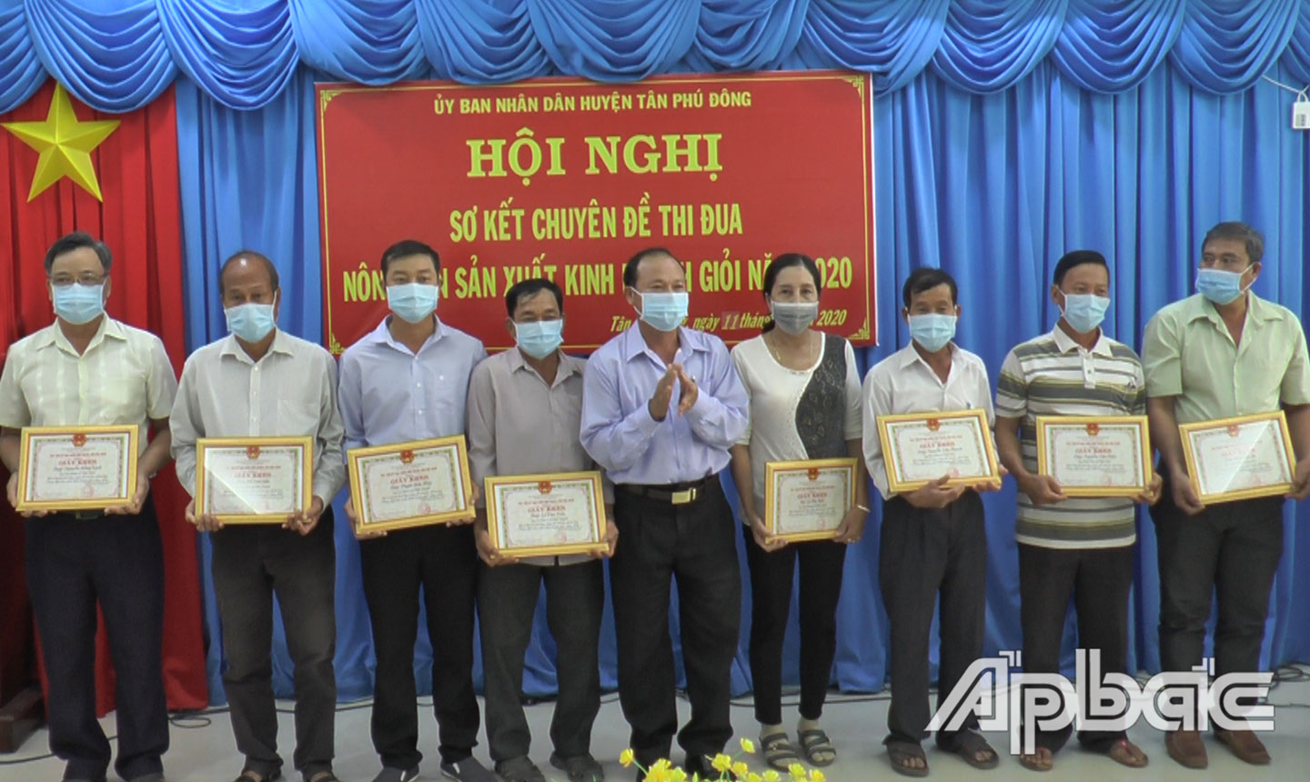 Phó Chủ tịch UBND huyện Tân Phú Đông Lê Thanh Đằng trao Giấy khen cho các tập thể, cá nhân đạt thành tích trong thực hiện chuyên đề thi đua Nông dân SXKD giỏi năm 2020.