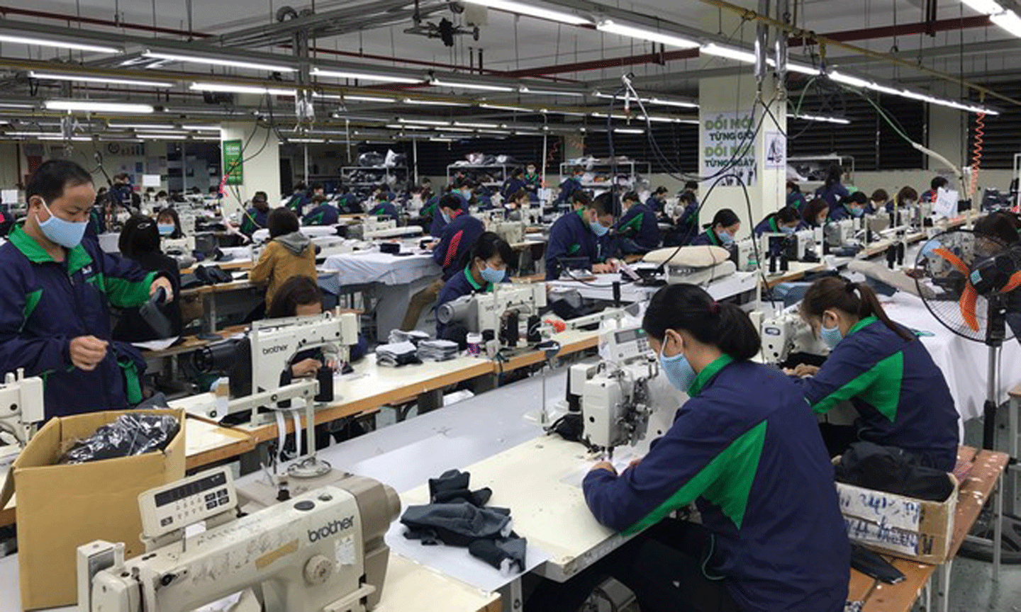 Thay đổi cơ cấu sản phẩm (khẩu trang, đồ bảo hộ lao động) giúp các DN Việt Nam vượt qua khó khăn. Ảnh minh hoạ. 