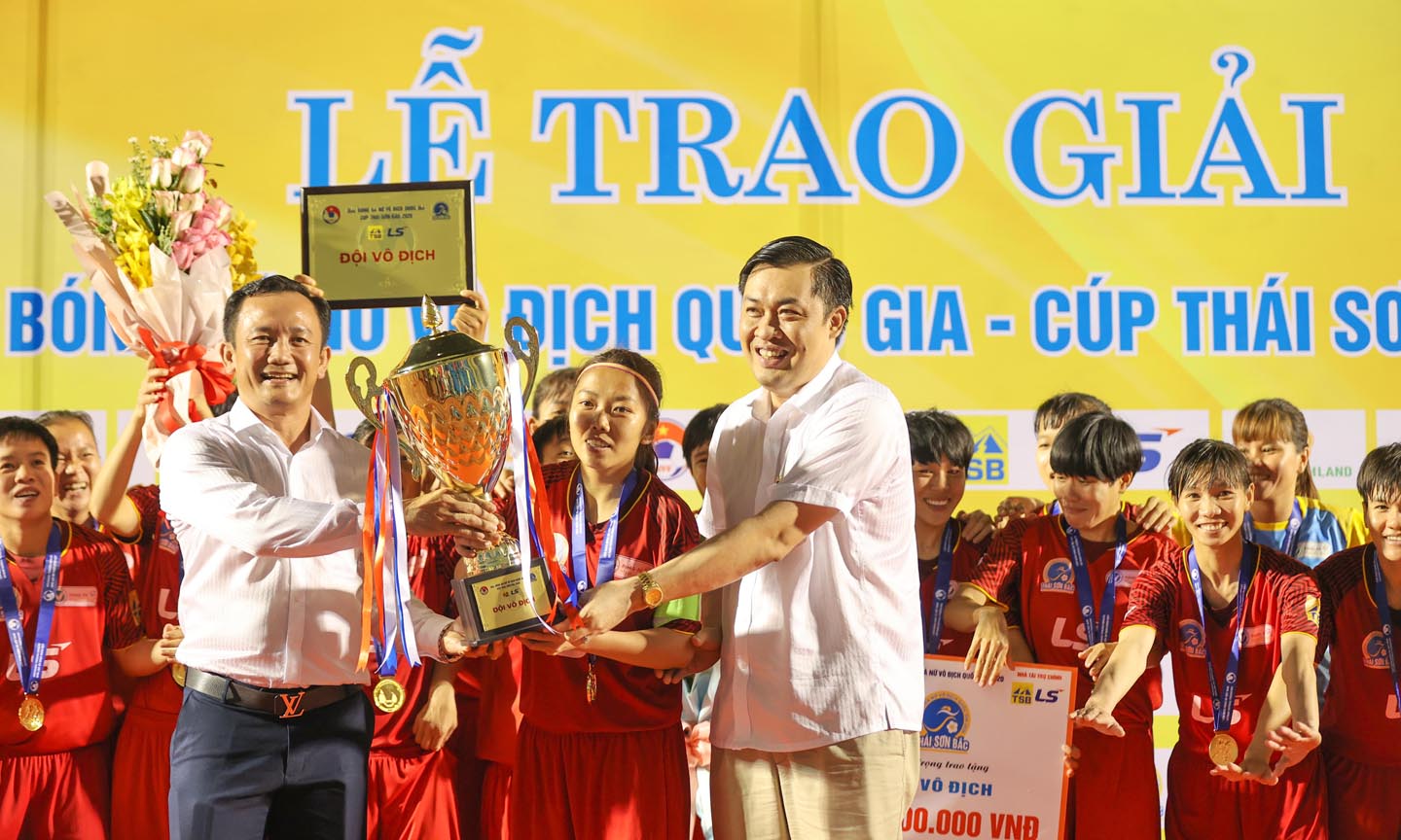 Phó Chủ tịch LĐBĐVN Cao Văn Chóng (phải) cùng ông Võ Quốc Thắng – Giám đốc Trung tâm HLTT TPHCM trao Cúp cho TPHCM I. Ảnh TSB
