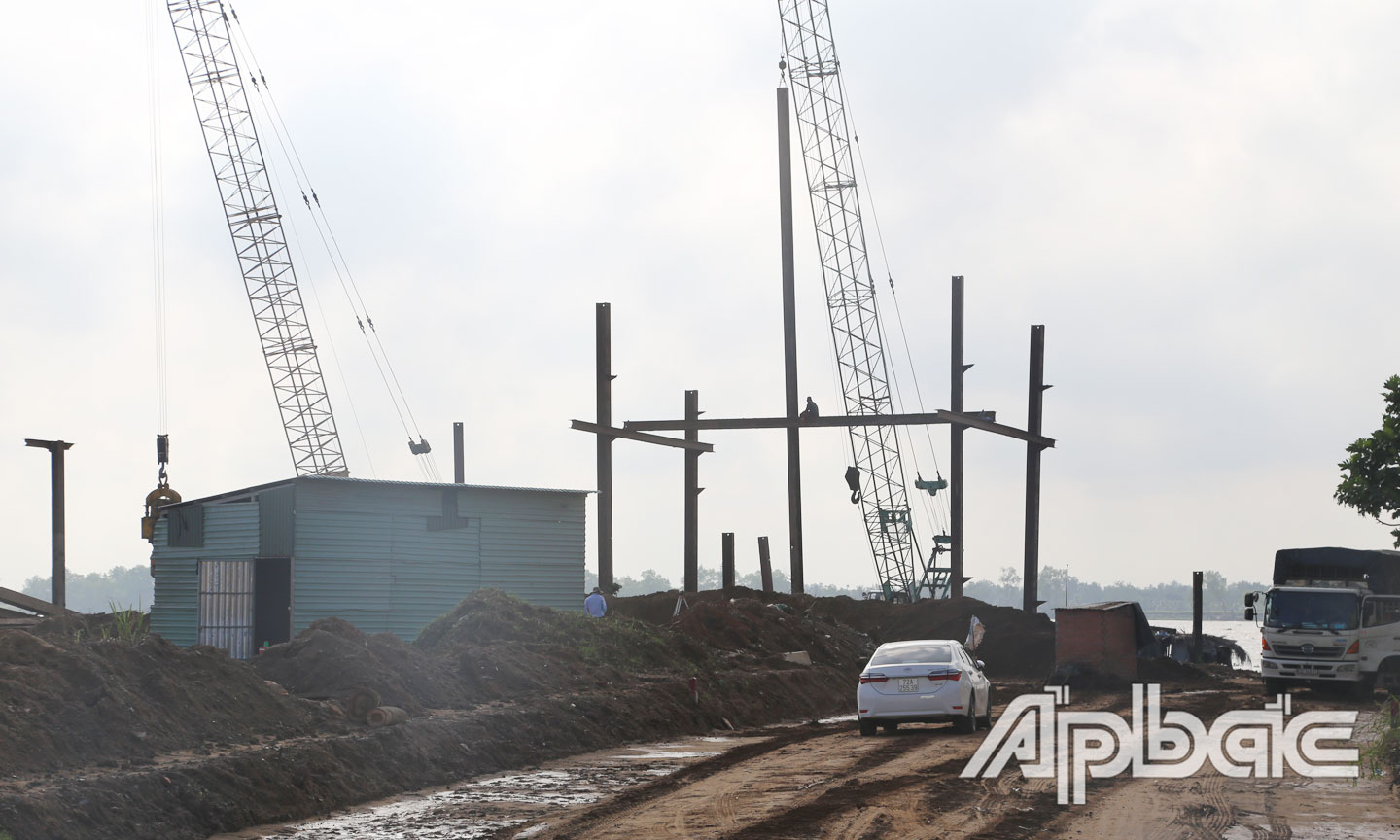 Các đơn vị khẩn trương thi công sớm đưa công trình bến phà tạm vào hoạt động trước Tết Nguyên Đán 2021.