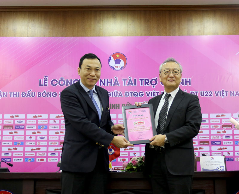 Phó chủ tịch thường trực LĐBĐVN Trần Quốc Tuấn (trái) trao Bảng danh vị cho đại diện Nhà tài trợ – Công ty cổ phần Acecook Việt Nam.Ảnh: Xuân Hà-VFF