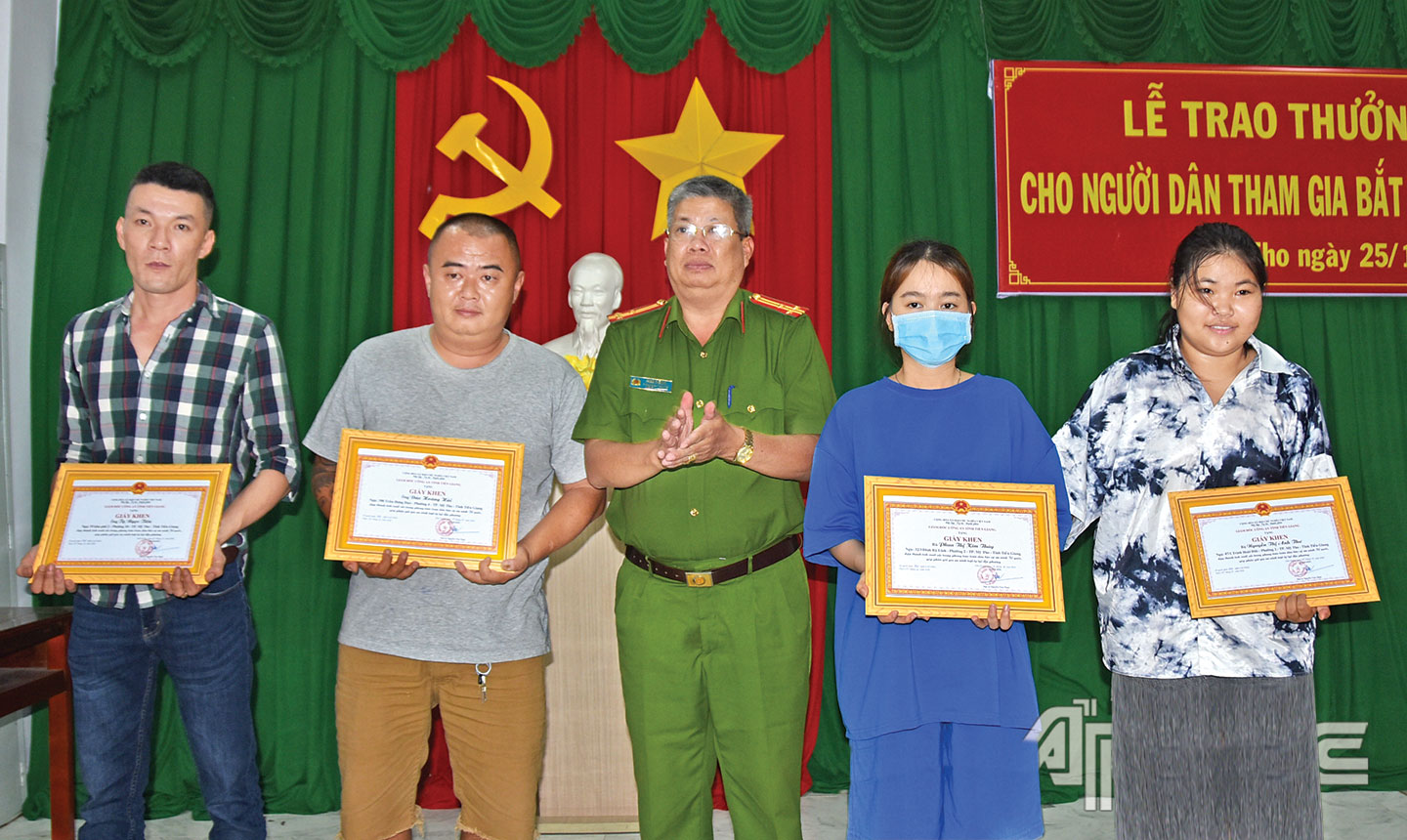 Các cá nhân dũng cảm bắt đối tượng cướp giật túi xách vừa được Công an tỉnh khen thưởng. Ảnh: LÊ HOÀI