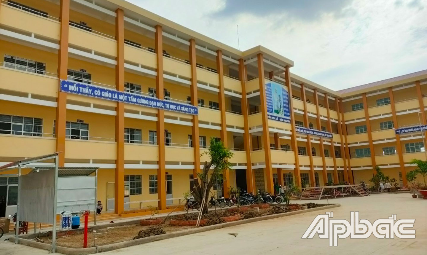 Huyện Cái Bè đầu tư cơ sở vật chất  trường học, nâng cao chất lượng giáo dục góp phần vào mục tiêu xây dựng NTM (trong ảnh: Trường THCS Hòa Hưng,  xã Hòa Hưng được đầu tư xây mới  với kinh phí khoảng 40 tỷ đồng). 
