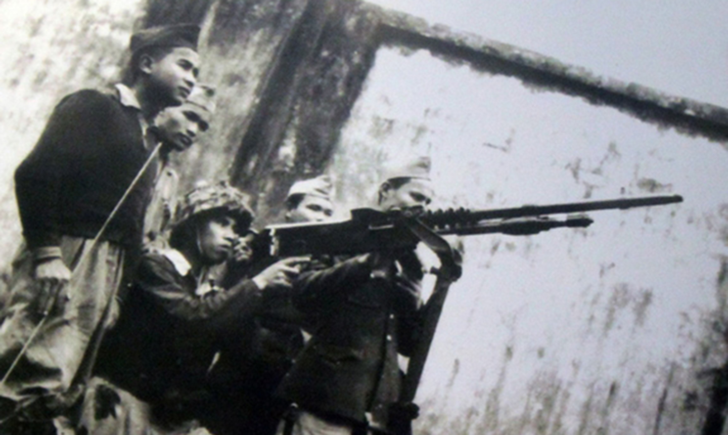 Tự vệ Hà Nội sử dụng đại liên Hotchkiss M1914 thu được của Pháp. Ảnh: TƯ LIỆU