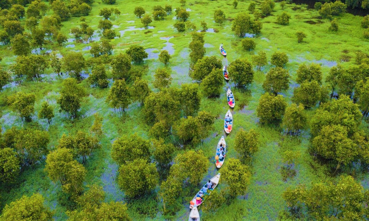 Tính đa dạng sinh học tại khu du lịch Trà Sư đang bị đe dọa bởi “nhân tai” cò tặc.