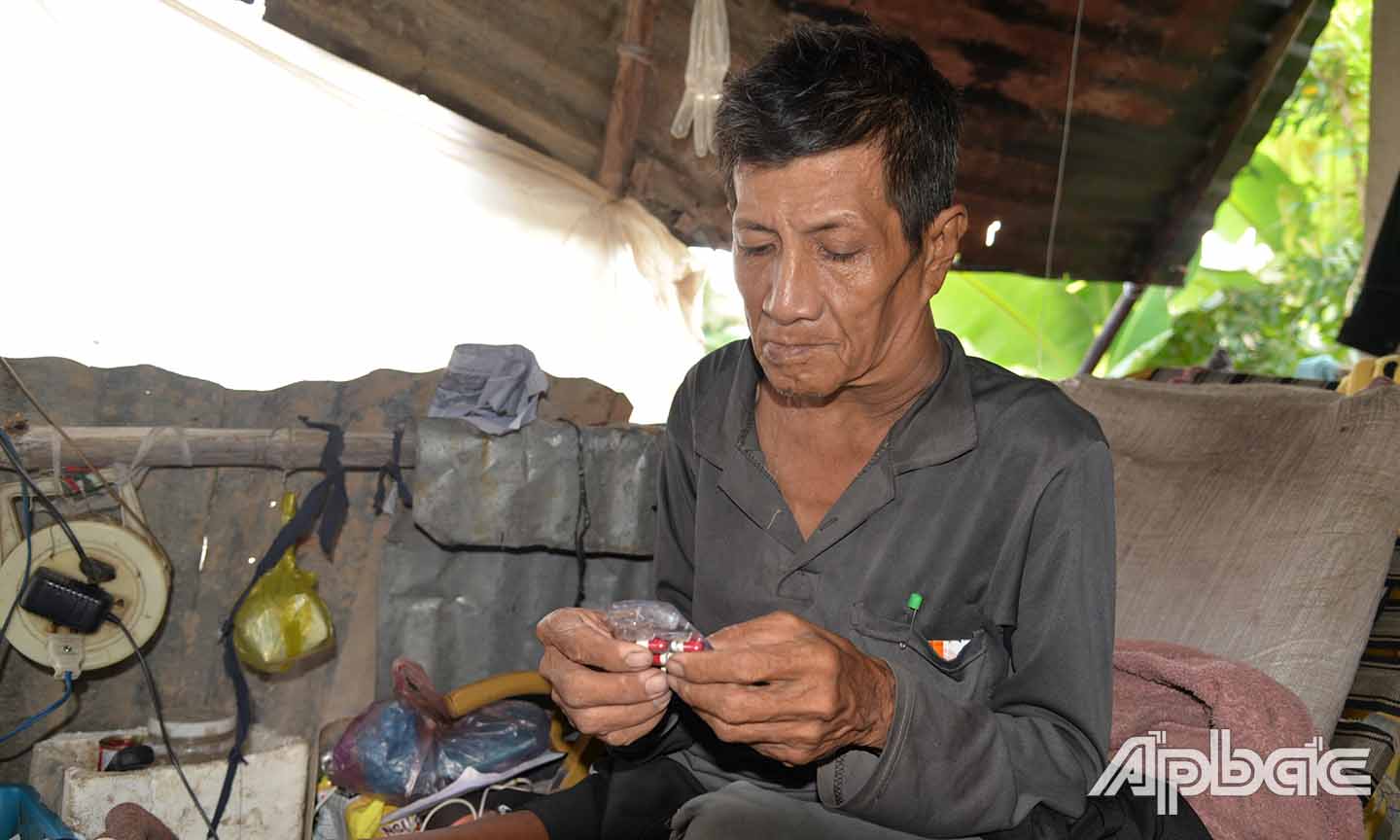 Hiện tại bệnh đã di căng nhưng ông Tiết chỉ uống thuốc cầm đau qua ngày do không có tiền chữa trị.