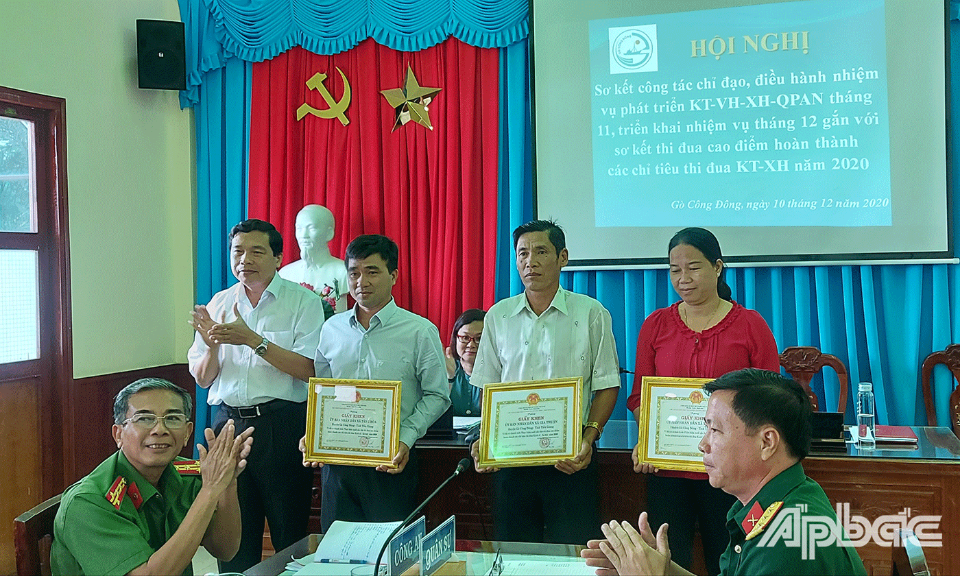 Đồng chí Lê Văn Sơn-Phó Bí thư Huyện ủy-Chủ tịch UBND huyện Gò Công Đông, tỉnh Tiền Giang trao giấy khen cho 3 đơn vị dẫn đầu đợt thi đua cao điểm.