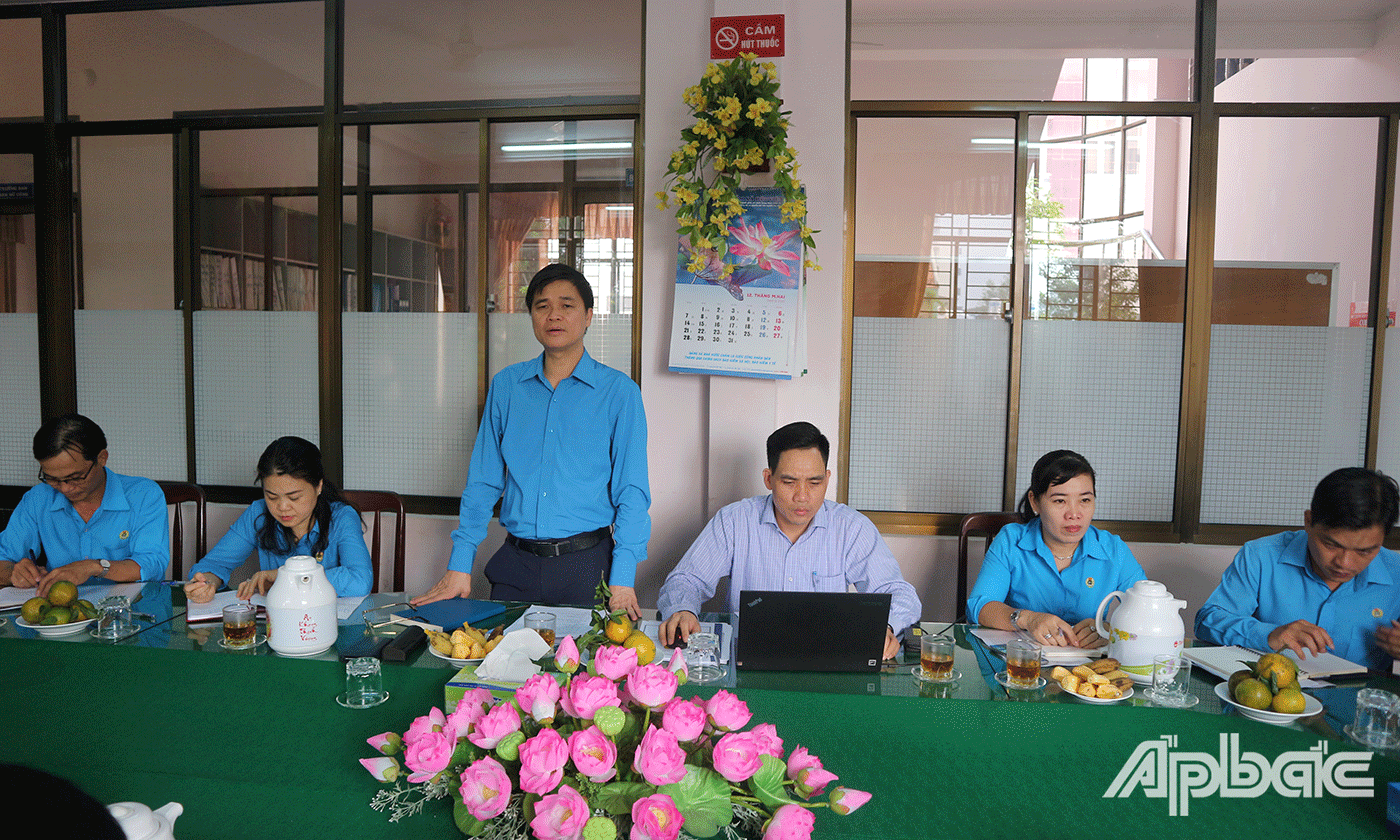 Đồng chí Ngọ Duy Hiểu, Phó Chủ tịch Tổng LĐLĐ Việt Nam phát biểu trong buổi làm việc với LĐLĐ Tiền Giang