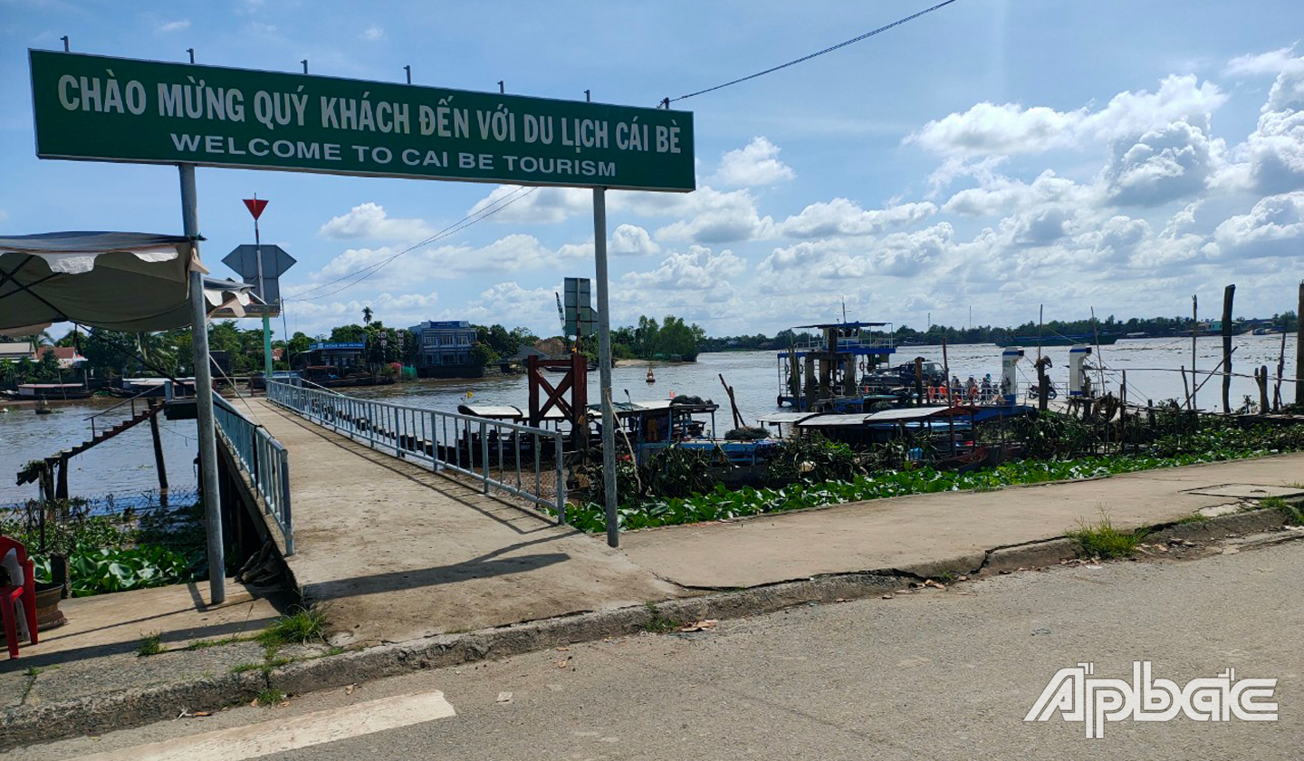 Bến tàu du lịch huyện Cái Bè. 