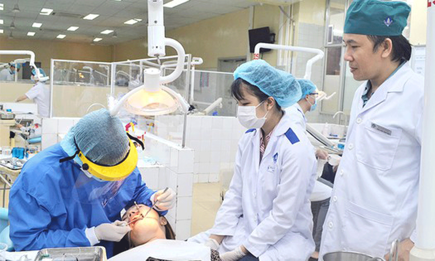 Sinh viên năm cuối ngành Răng Hàm Mặt Trường ĐH Y Dược TPHCM học thực hành