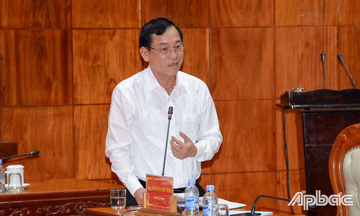 Đồng chí Nguyễn Văn Vĩnh, Phó Bí thư Tỉnh ủy Tiền Giang phát biểu tại cuộc họp.