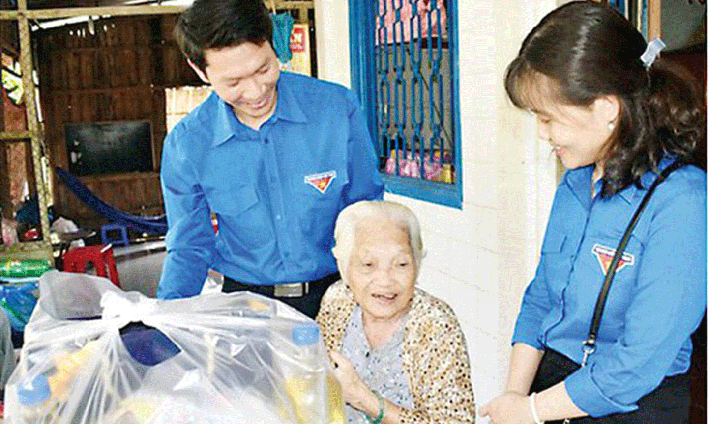 Thăm, tặng quà Mẹ Việt Nam Anh hùng. Ảnh minh họa