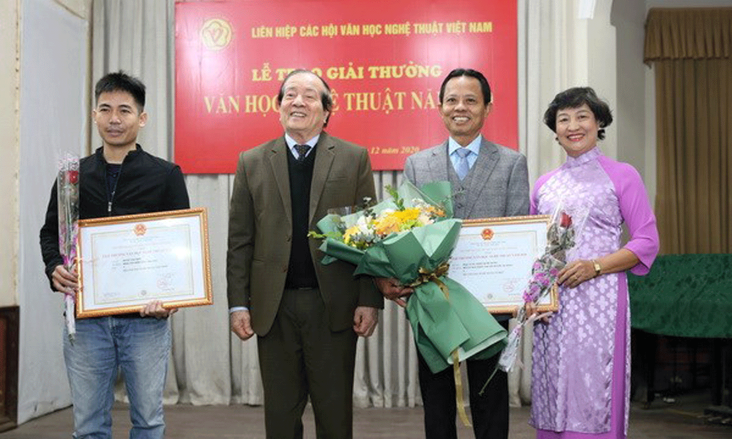 Chủ tịch Liên hiệp các Hội Văn học Nghệ thuật Việt Nam, nhà thơ Hữu Thỉnh, Chủ tịch Hội đồng giải thưởng trao giải A cho các tác giả. (Ảnh: Hoàng Hiếu/TTXVN)