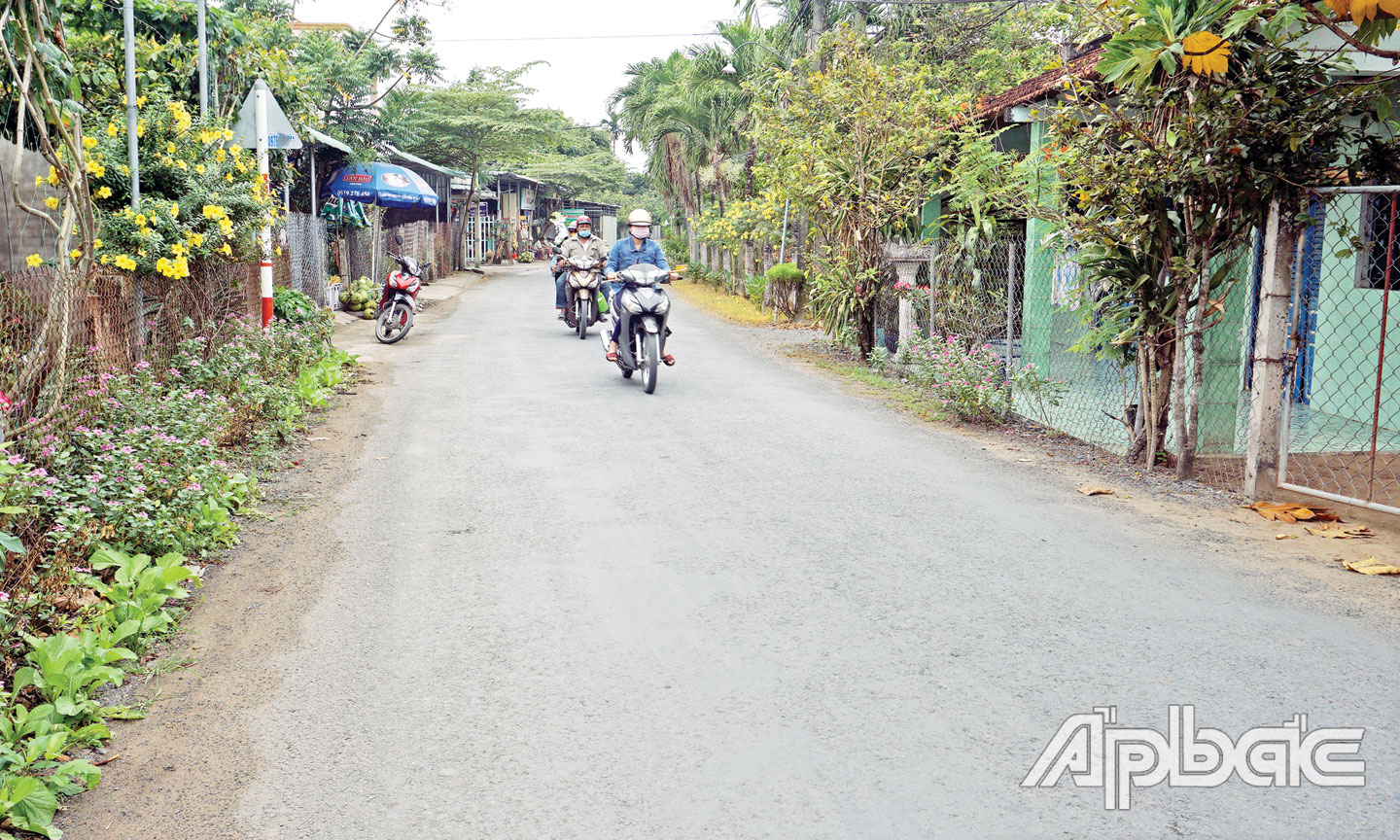 Đường giao thông liên ấp được bê tông hóa, khang trang, thông thoáng thuận tiện cho việc đi lại của người dân.