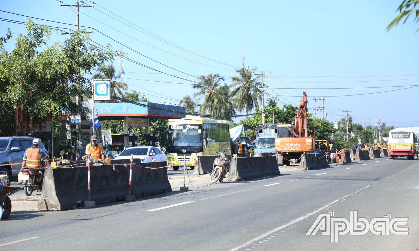 Các đơn vị khẩn trương thi công đèn chiếu sáng trên Quốc lộ 1 đoạn địa bàn huyện Châu Thành.
