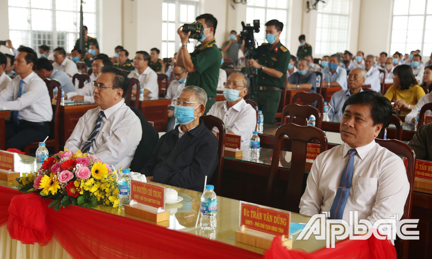 Lãnh đạo tỉnh về tham dự Lễ đón nhận.