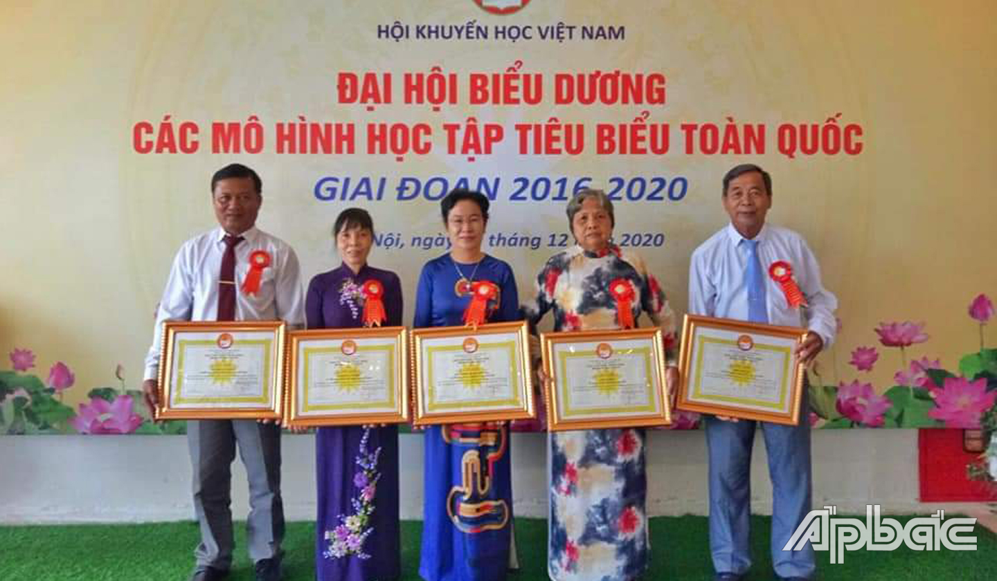 Hiệu trưởng nhà trường Lê thị Kim Hồng (thứ ba từ phải sang) dự Hội nghị 