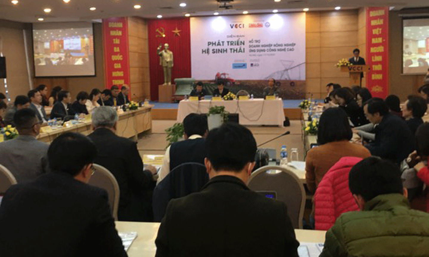 Diễn đàn hỗ trợ doanh nghiệp nông nghiệp công nghệ cao chiều 17-12. Ảnh: VĂN PHÚC