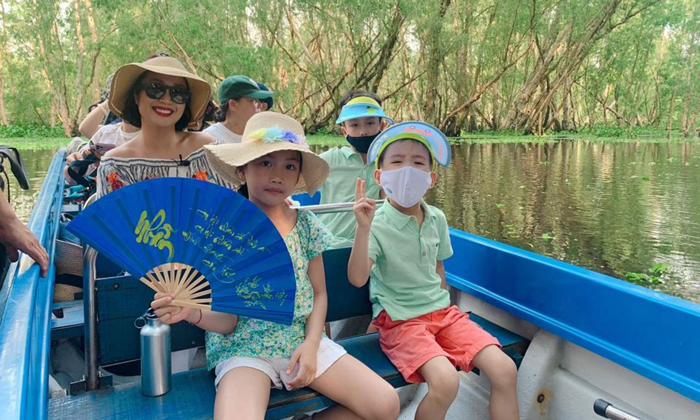 Ốc Thanh Vân đưa những thiên thần nhỏ đáng yêu của mình đi du ngoạn rừng Tràm.