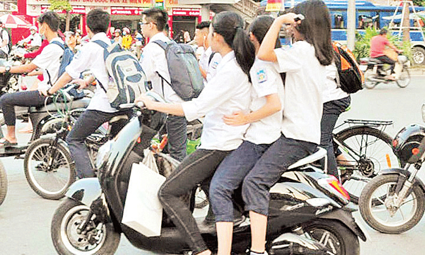 Tình trạng học sinh đi xe máy điện vi phạm Luật Giao thông phổ biến trên cả nước. Ảnh | Anh Khôi 
