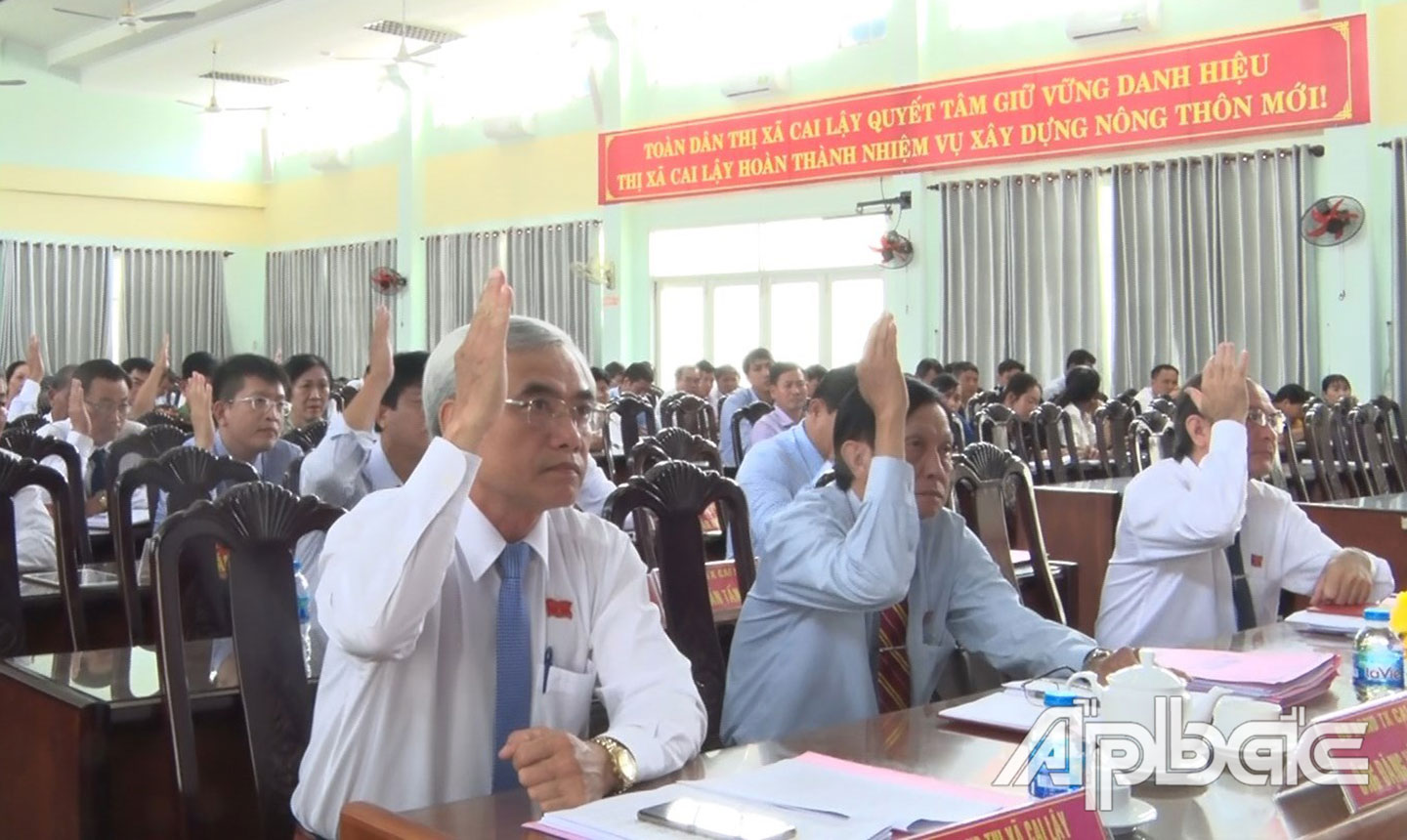 Đại biểu HDND TX. Cai Lậy khóa II biểu quyết thông qua các nghị quyết
