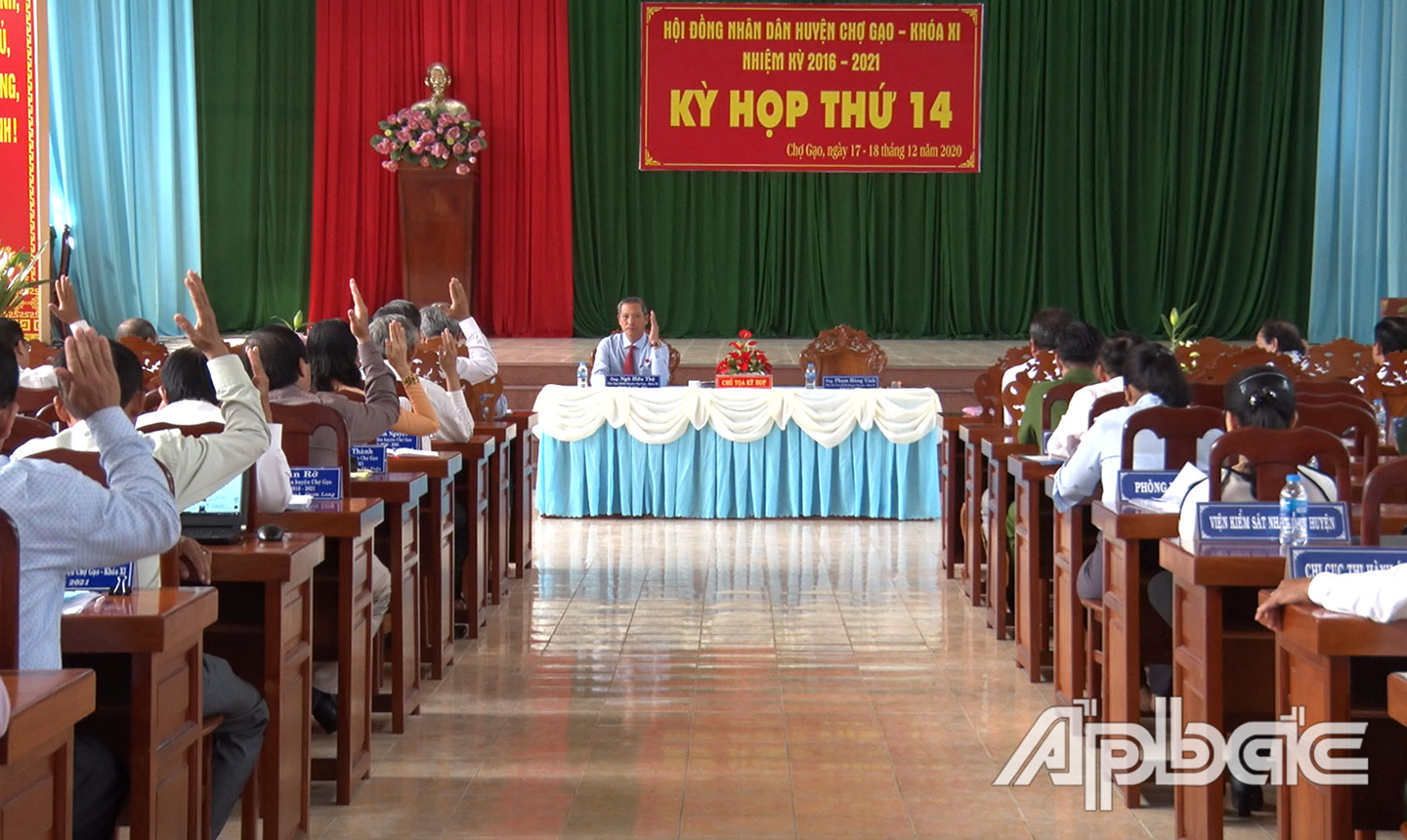 Đại biểu HĐND huyện biểu quyết