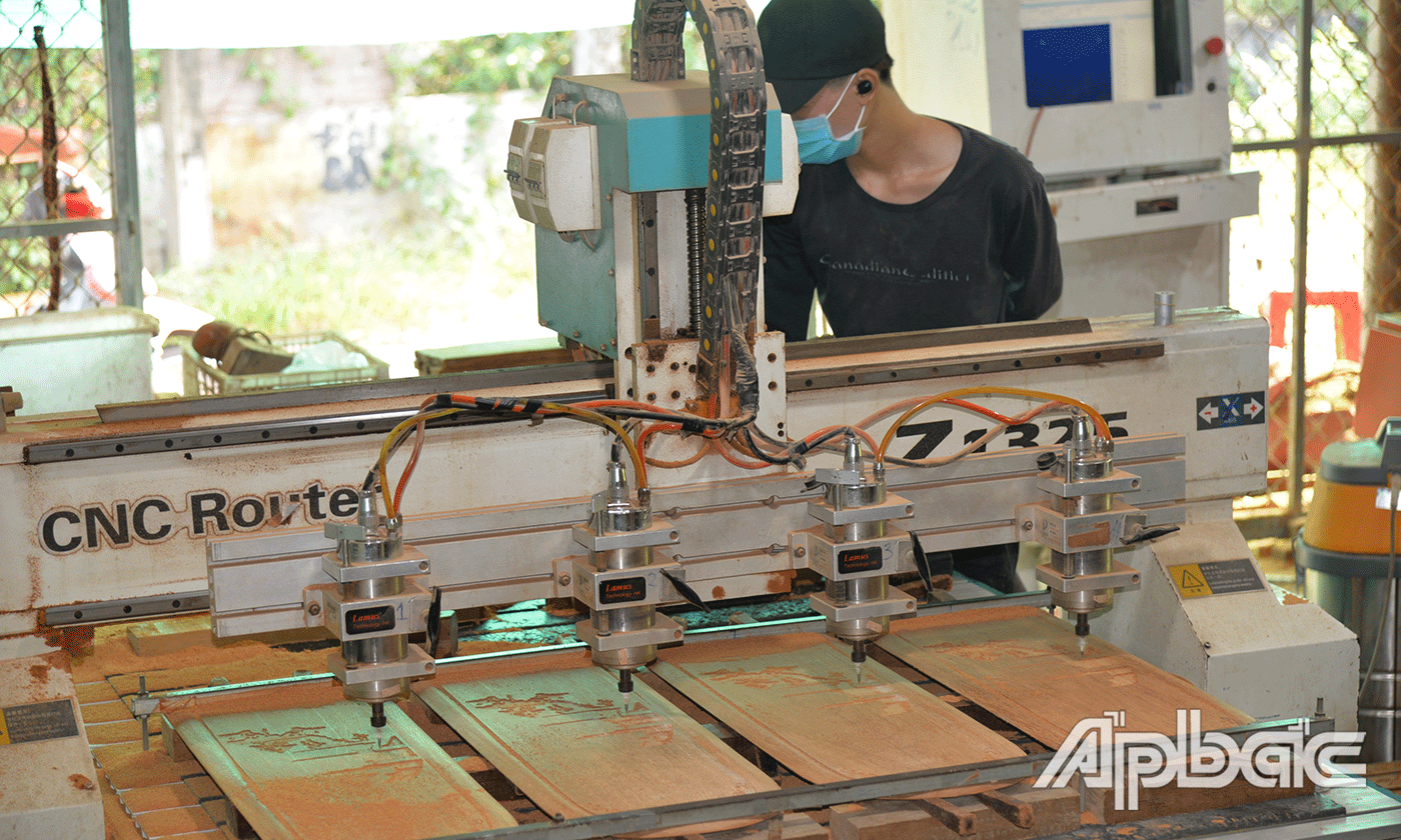 5.	Bên cạnh, với chiếc máy đục tự động hỗ trợ rất nhiều cho người thợ và người kinh doanh; vừa tiết kiệm thời gian vừa tạo ra nhiều sản phẩm.