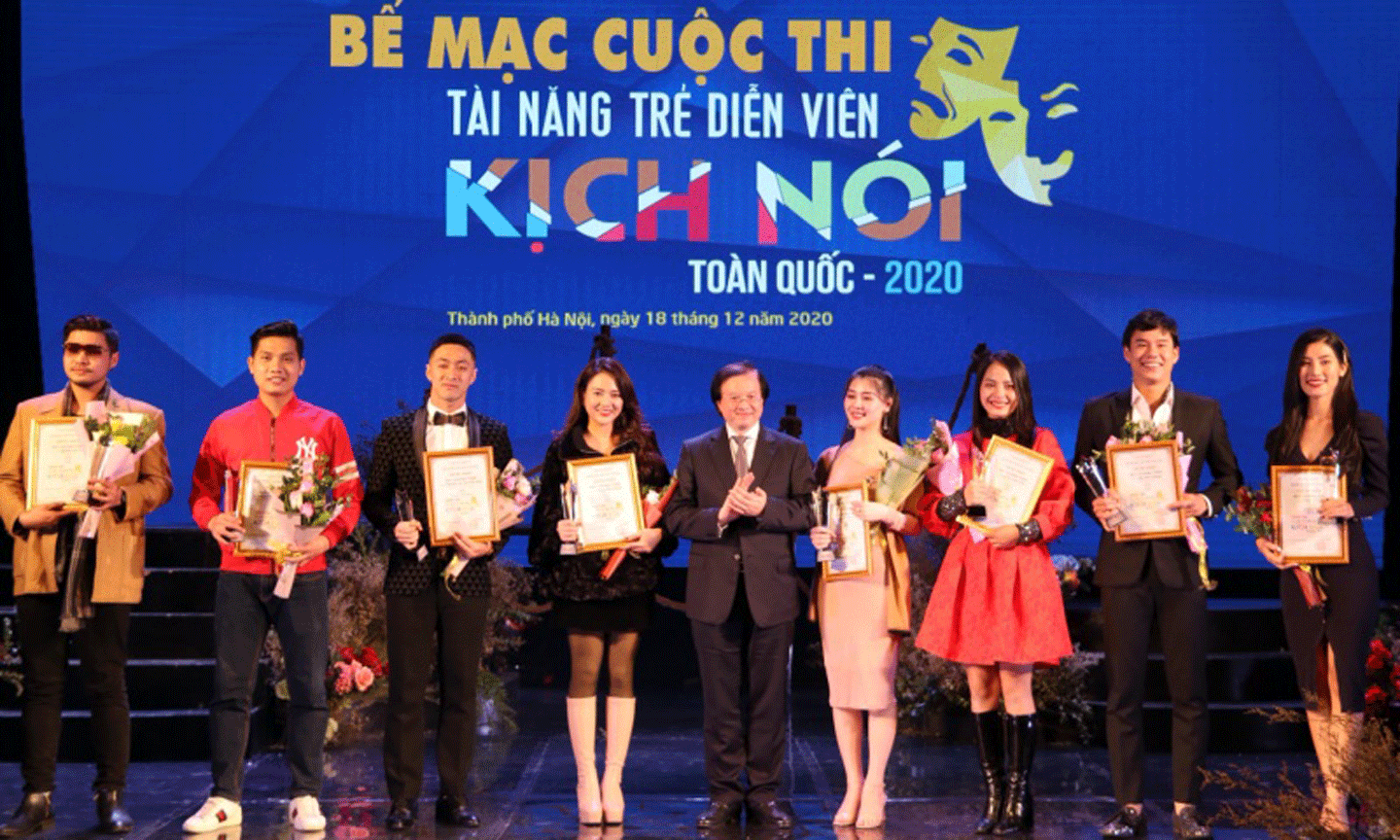 Đại diện Ban Tổ chức trao giải cho các diễn viên đạt Huy chương Vàng.