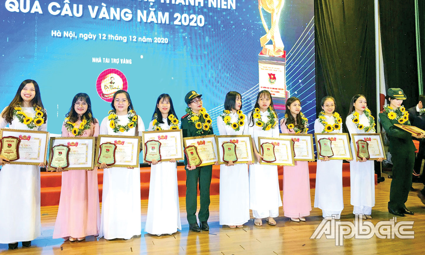 Nguyễn Thị Kim Ngân (thứ 3 từ trái sang) tại Lễ trao giải thưởng Nữ sinh tiêu biểu lĩnh vực KHCN năm 2020.