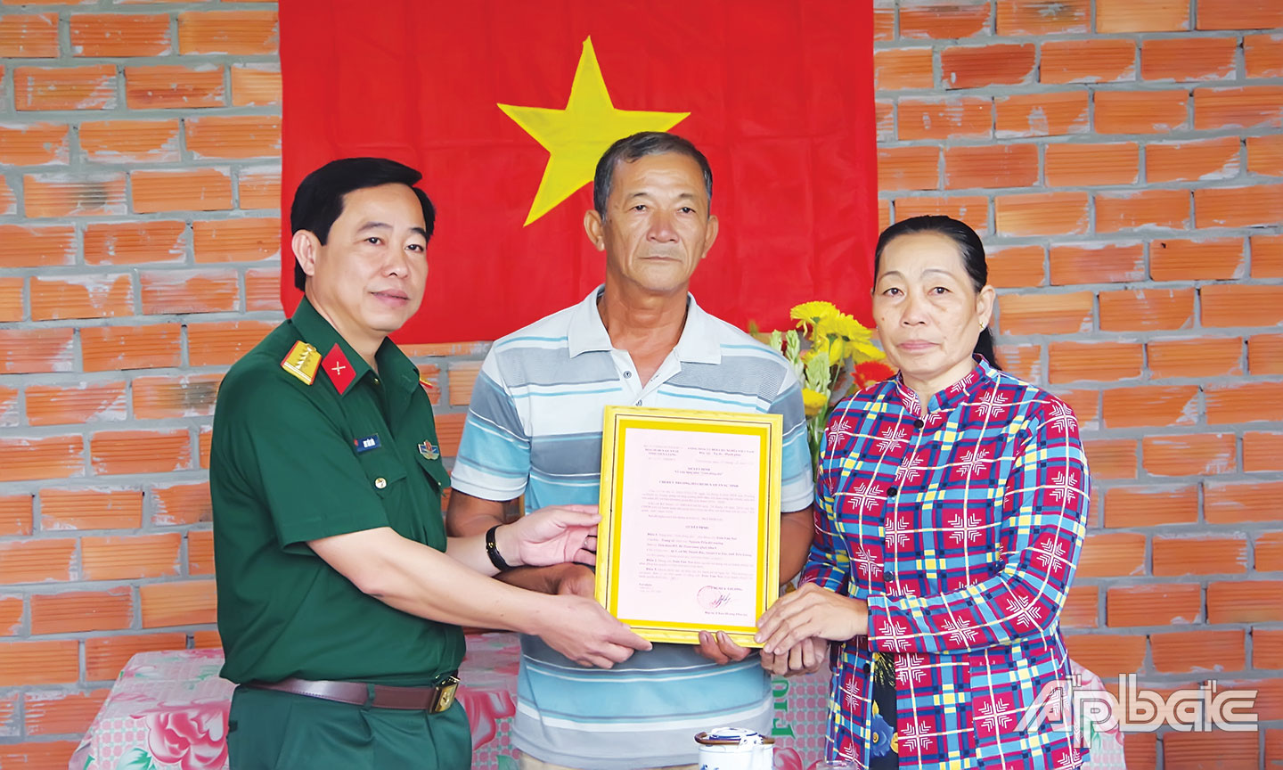 Đại tá Mai Văn Hòa, Chính ủy Bộ CHQS tỉnh trao Quyết định tặng nhà “Tình đồng đội” cho quân nhân xuất ngũ.           Ảnh: T. LÂM