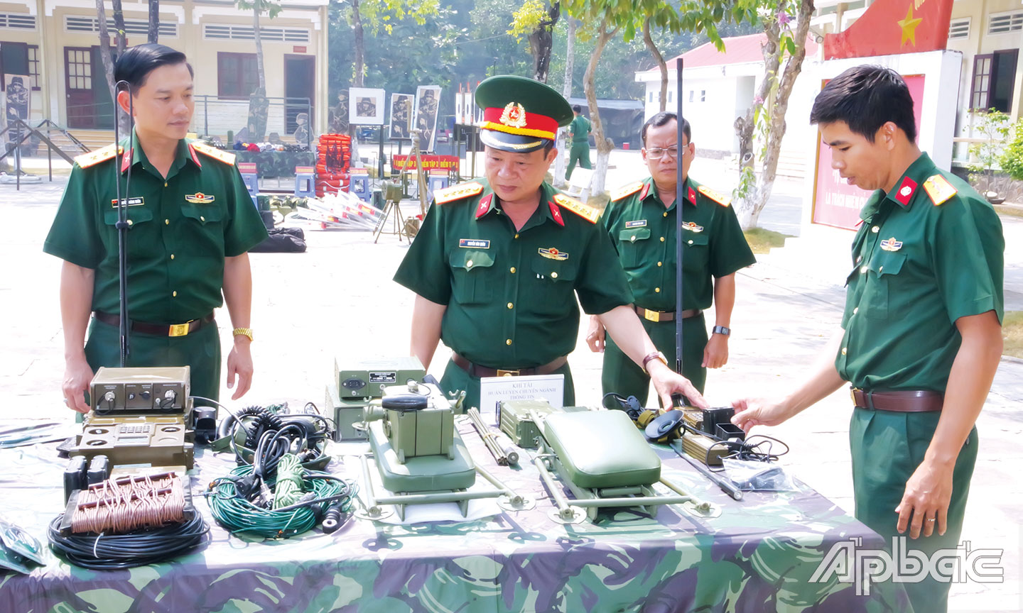 Đoàn kiểm tra Quân khu 9 kiểm tra mô hình, học cụ phục vụ cho công tác huấn luyện.  Ảnh: THANH LÂM