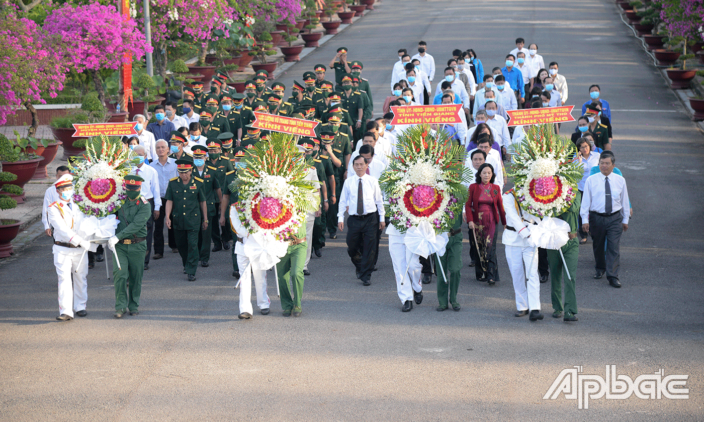 Đoàn lãnh đạo tỉnh, Lực lượng vũ trang, TP. Mỹ Tho và huyện Châu Thành viếng Nghĩa trang Liệt sĩ tỉnh.