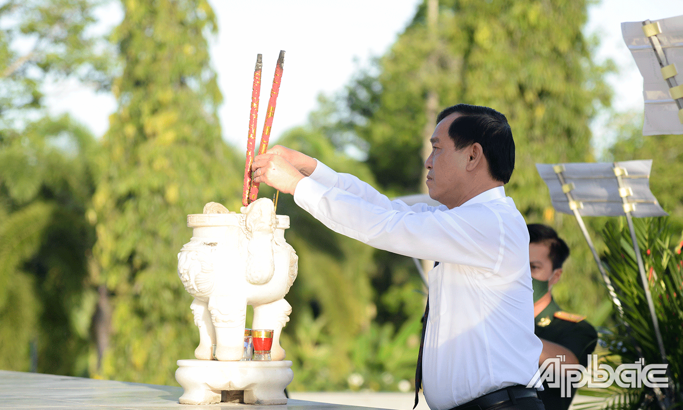 Lãnh đạo tỉnh thắp hương tại Nghĩa trang Liệt sĩ tỉnh.
