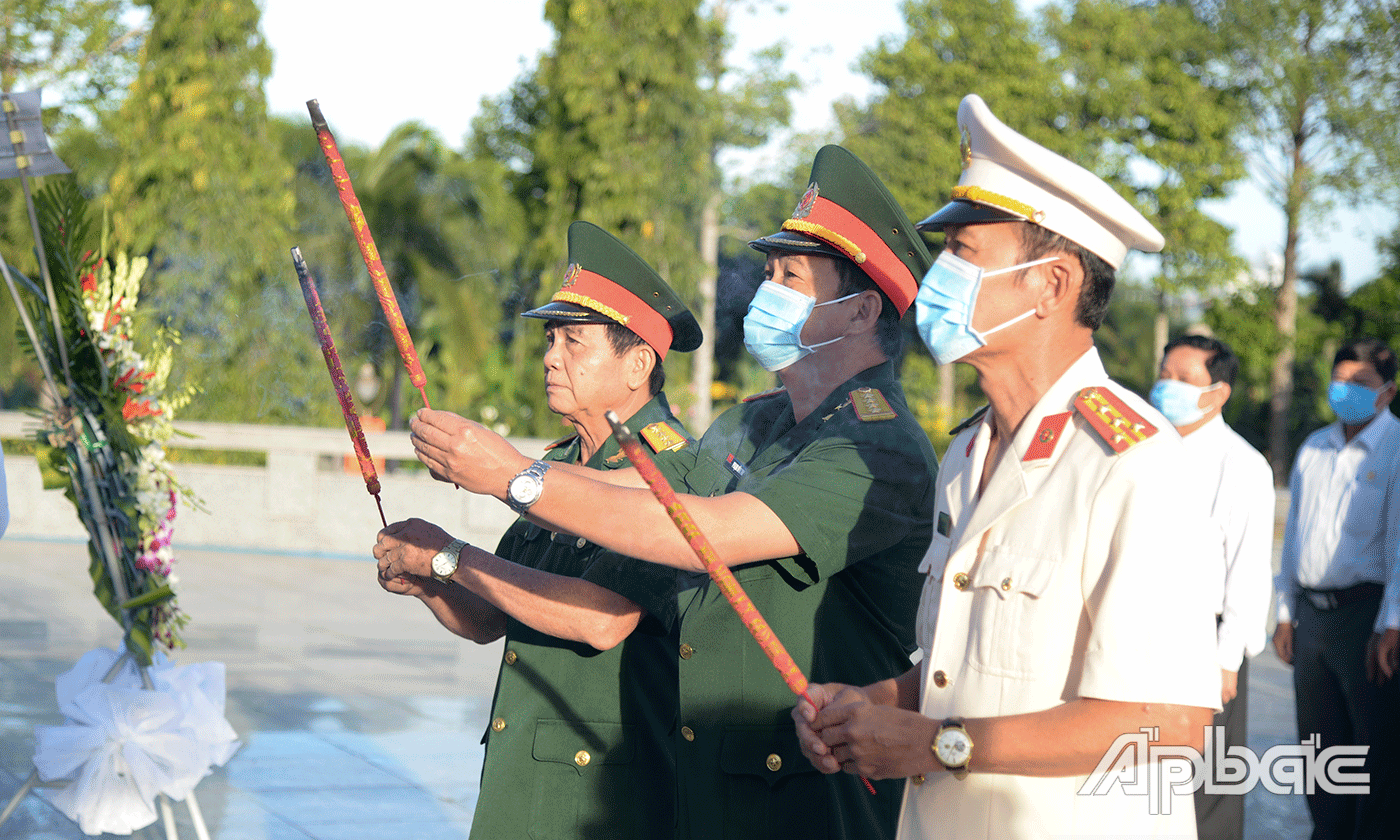 Đoàn lực lượng vũ trang thắp hương tại Nghĩa trang Liệt sĩ tỉnh.