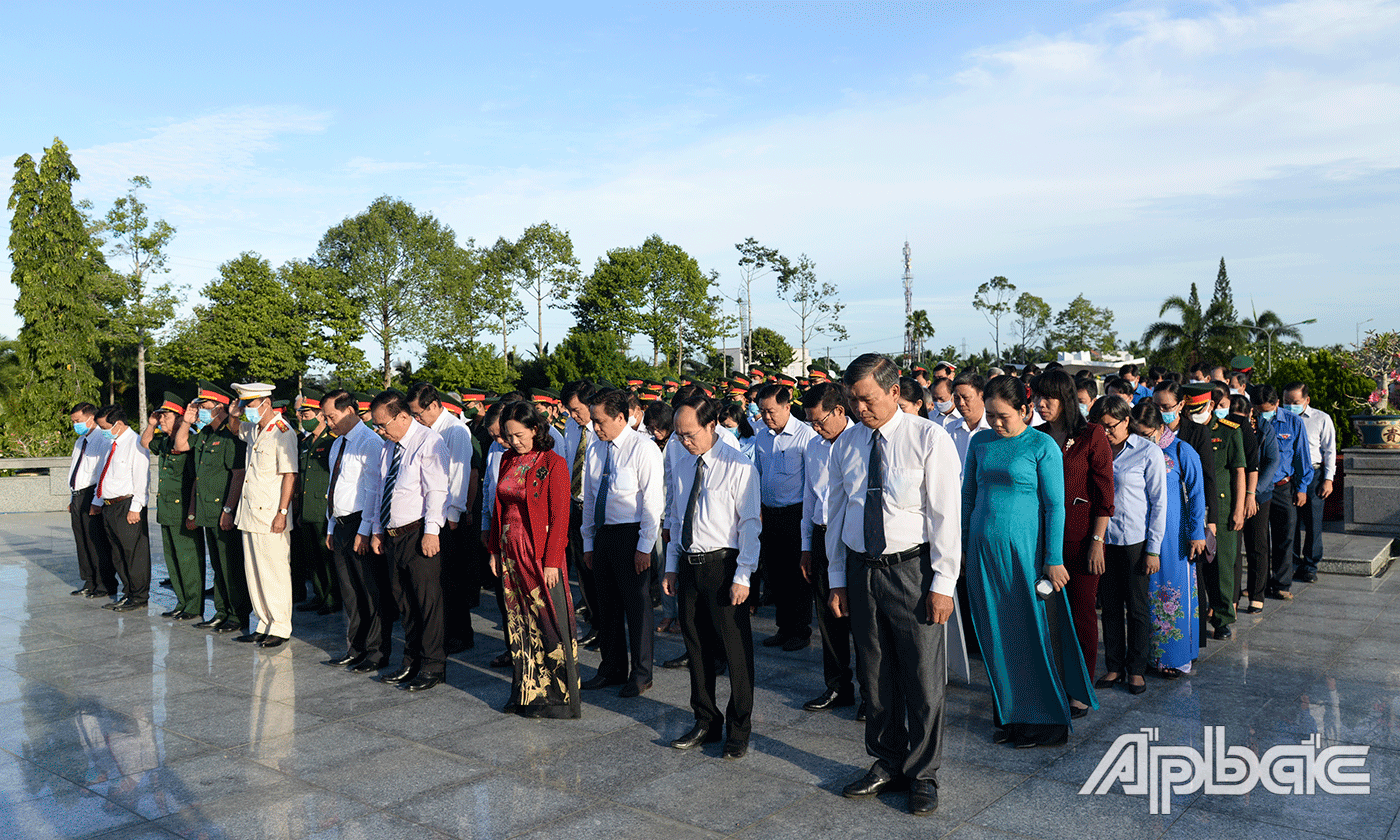 Đoàn dành 1 phút mặc niệm tưởng nhớ công ơn các anh hùng liệt sĩ.
