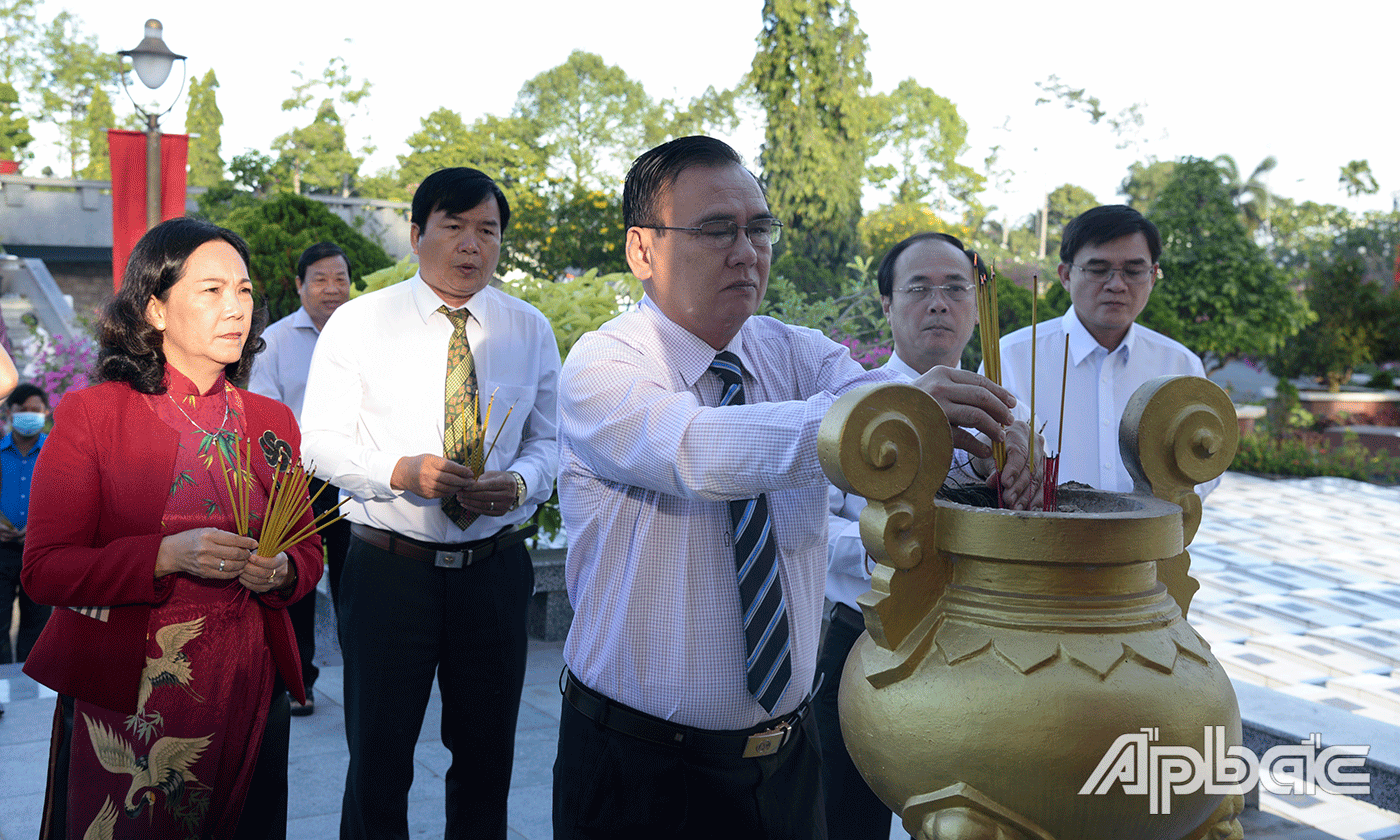 Lãnh đạo tỉnh Tiền Giang thắp hương tại Bia ghi danh các liệt sĩ vô danh.