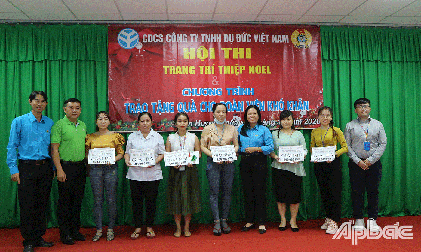Ban tổ chức trao giải cho các tác phẩm đạt giải cao tại Hội thi