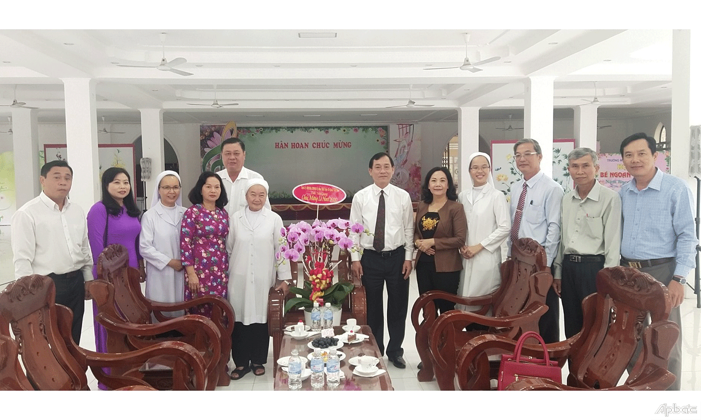 Đoàn đến thăm, chúc mừng Dòng Thánh nữ Phaolo.