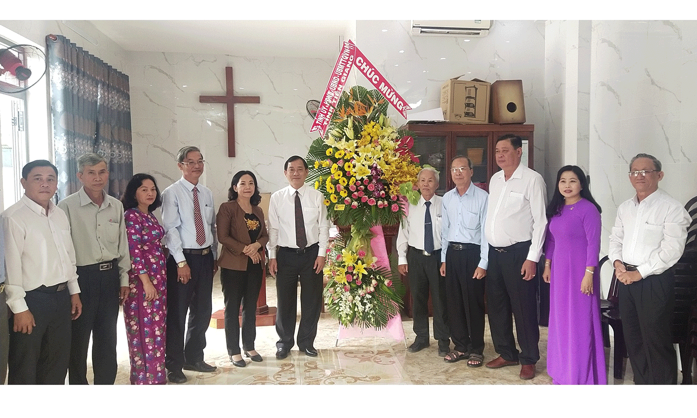 Đoàn đến thăm, chúc mừng Ban đại diện Hội Thánh Tin lành Việt Nam (miền Nam) tỉnh Tiền Giang.
