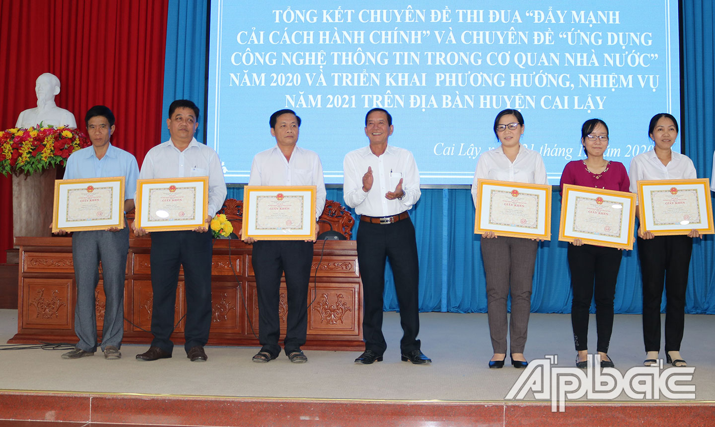 UBND huyện khen thưởng cho các tập thể và cá nhân có thành tích trong thực hiện CCHC