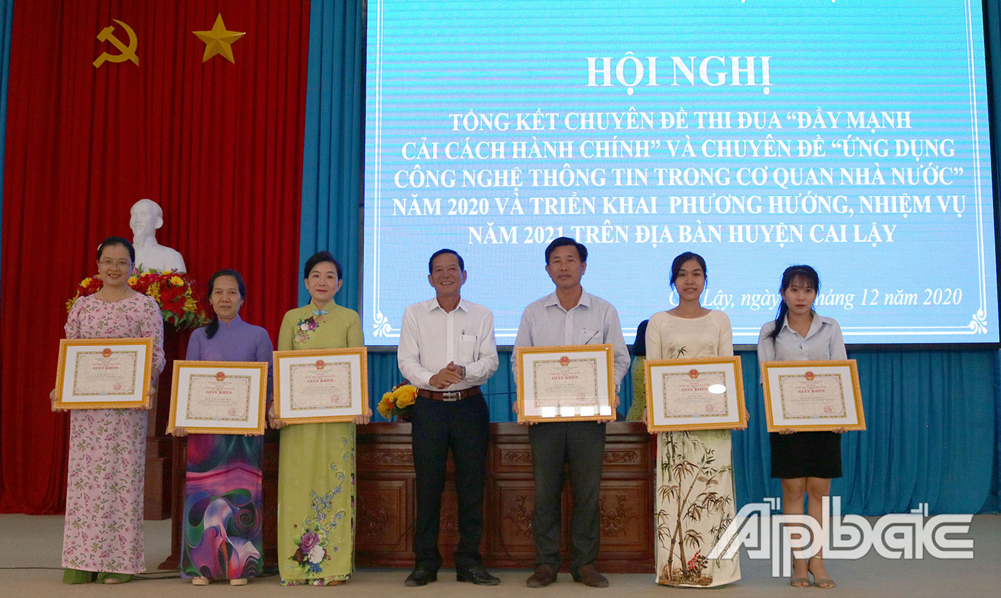UBND huyện khen thưởng cho các cá nhân có thành tích trong cuộc thi. 