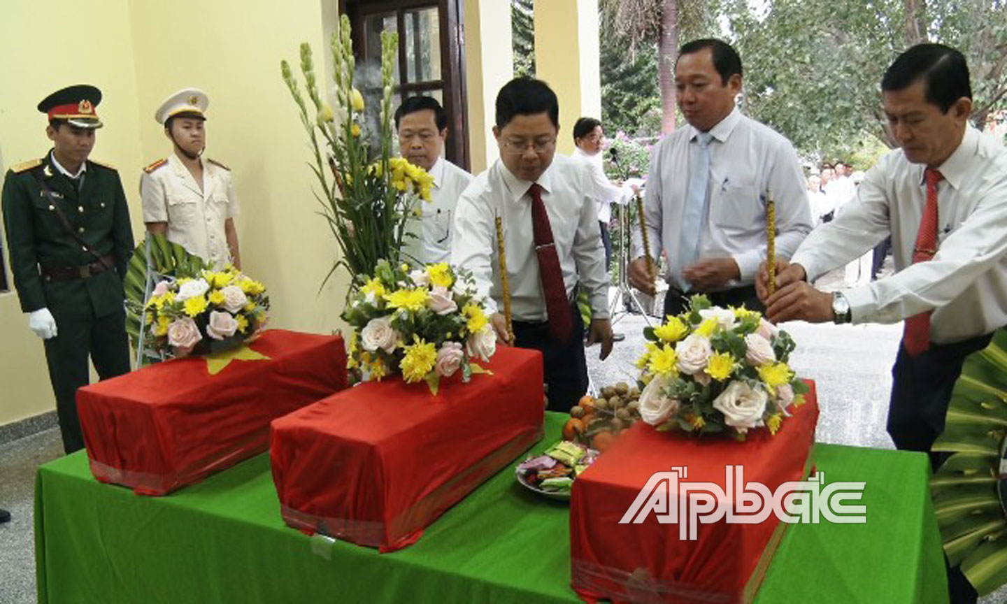 Lãnh đạo Huyện ủy - HĐND - UBND - Ủy ban MTTQ huyện làm lễ truy điệu và an táng 3 hài cốt liệt sỹ.