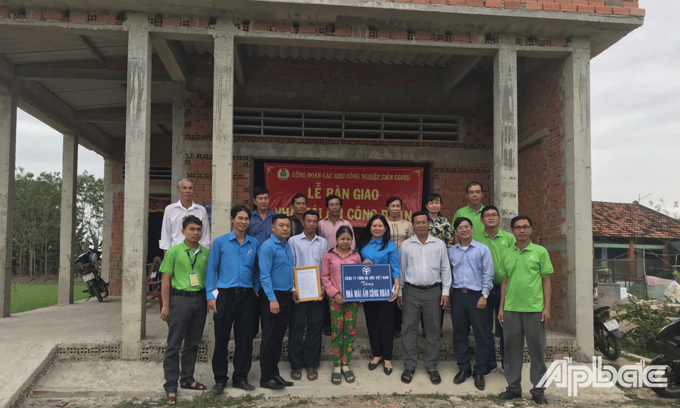 Bàn giao cho gia đình bà Trần Thị Diệt Renh, ấp Thọ Khương, xã Bình Phú, huyện Gò Công Tây, tỉnh Tiền Giang