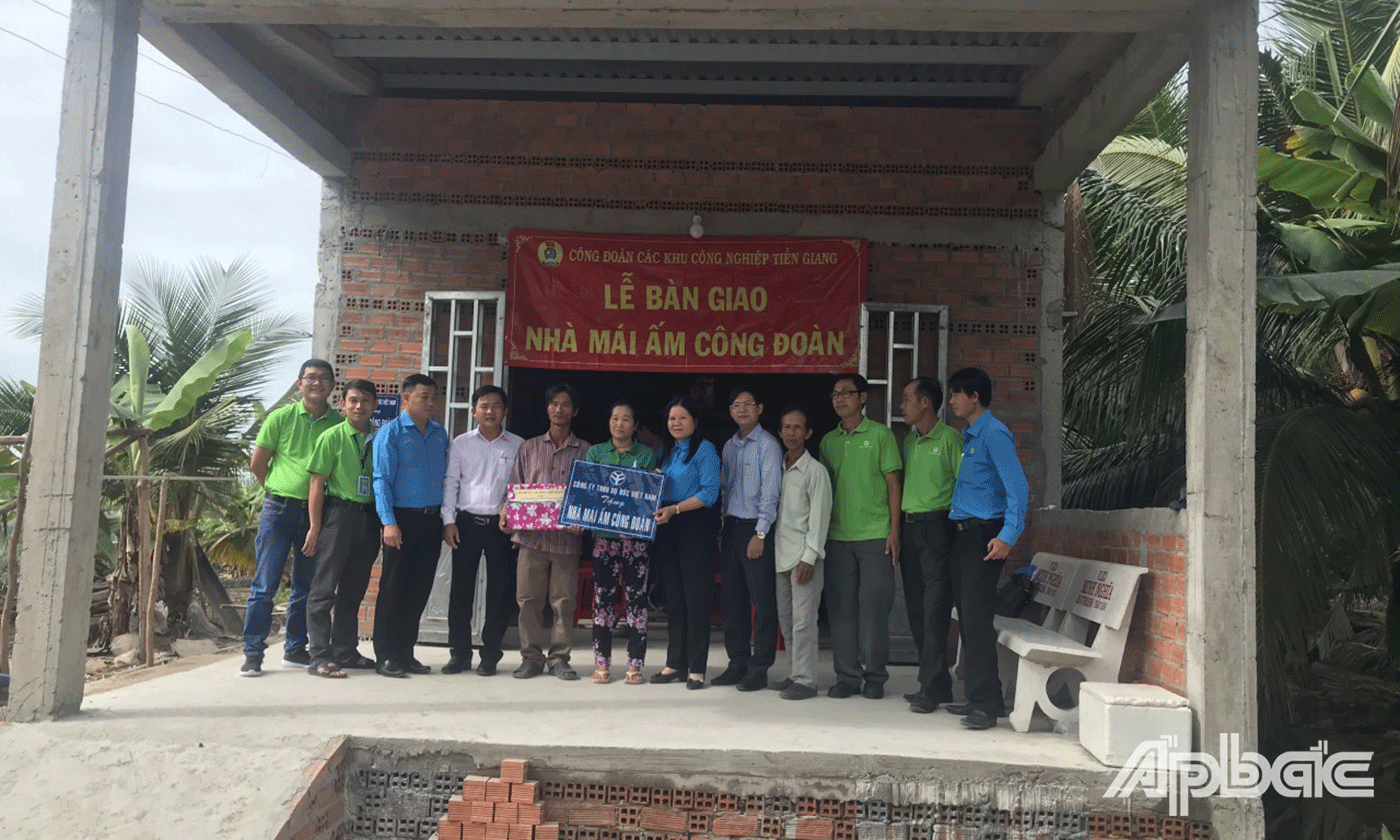 Bàn giao cho gia đình bà Nguyễn Thị Ngọc Diệu, ấp 2, xã Tân Hòa Thành, huyện Tân Phước, tỉnh Tiền Giang. 