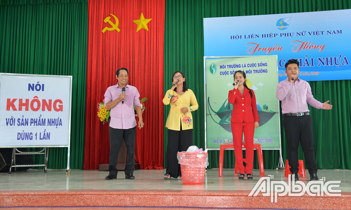 Biểu diễn tiểu phẩm tuyên truyền nói không với sản phẩm nhựa dùng 1 lần. 