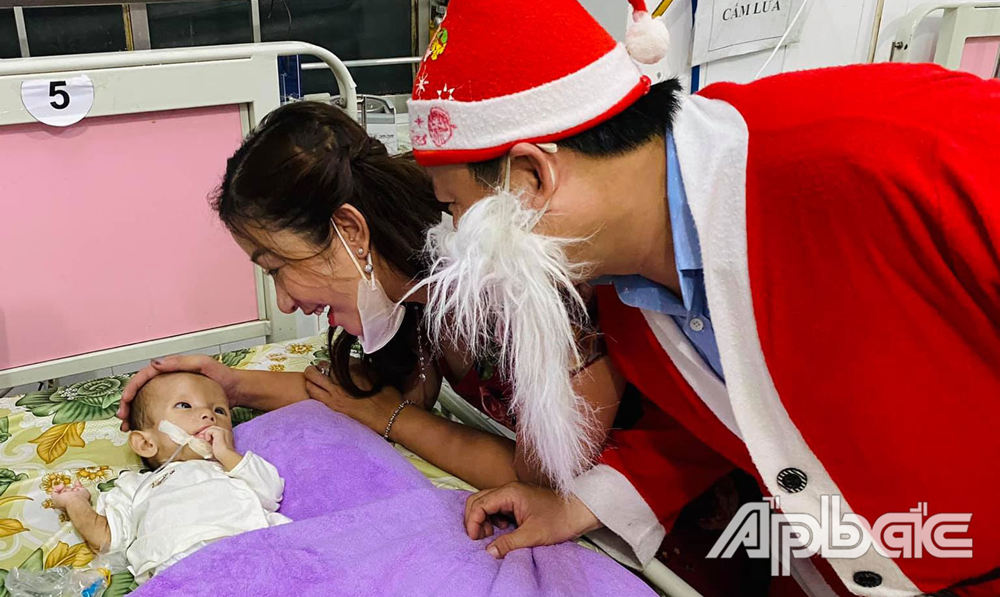 Chị Đặng Thị Ngọc Sương và ông già Noel thăm hỏi và tặng quà bệnh nhi.